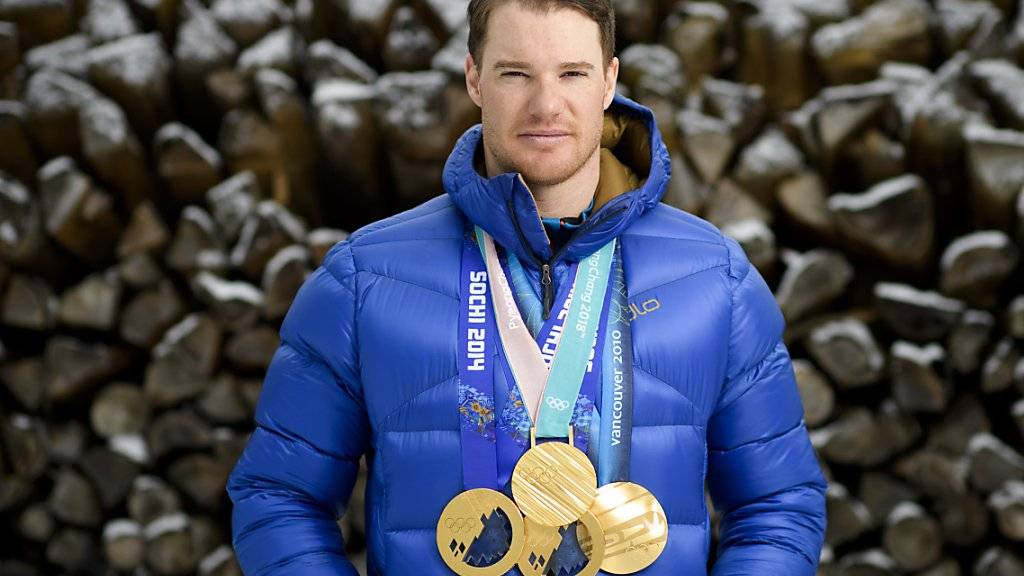 Dario Cologna posiert mit seinen vier olympischen Goldmedaillen von Vancouver, Sotschi und Pyeongchang