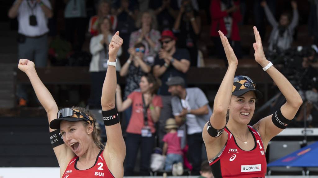 Nina Betschart und Tanja Hüberli jubeln: Sie stehen am Heimturnier in Gstaad in den Viertelfinals