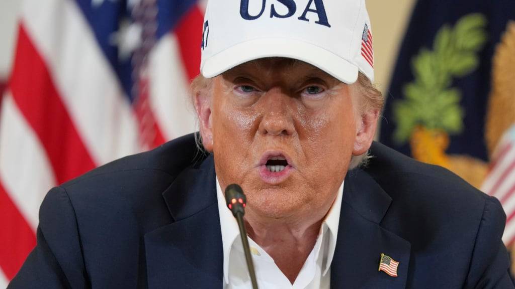 US-Präsident Donald Trump spricht während eines Diskussionsrunde mit Ersthelfern und lokalen Beamten im Hill Country Youth Event Center während eines Rundgangs zur Besichtigung der Hochwasserschäden. Foto: Jacquelyn Martin/AP/dpa