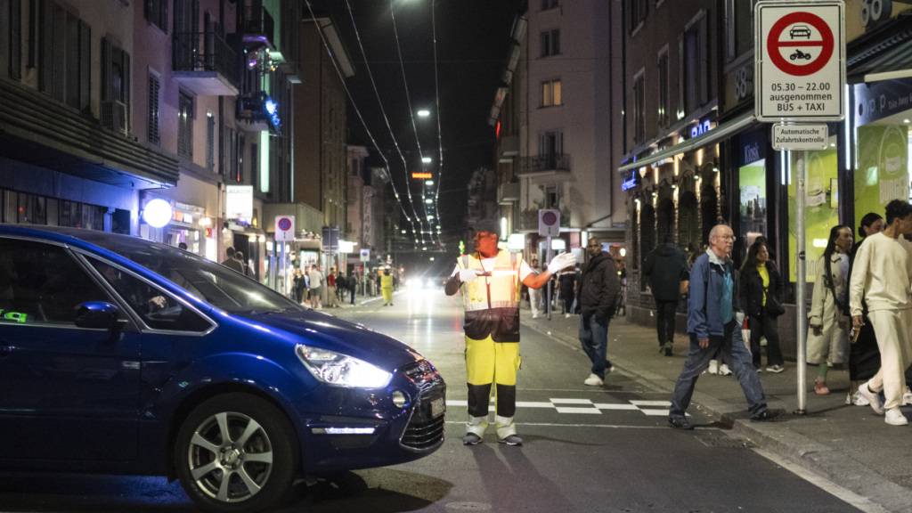 An der Zürcher Langstrasse wird nicht mehr automatisch gebüsst, wer falsch fährt. Der Stadtkasse entgingen so 2025 einige Bussgelder. (Archivbild)