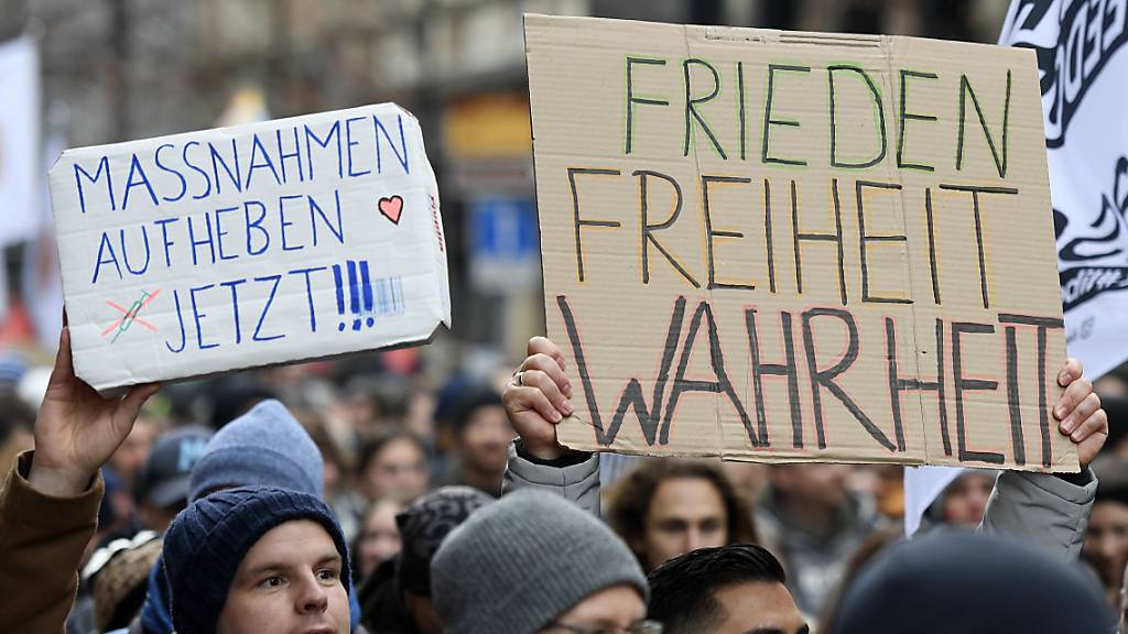 Massnahmen-Gegner und Impfkritiker ziehen durch Zürich