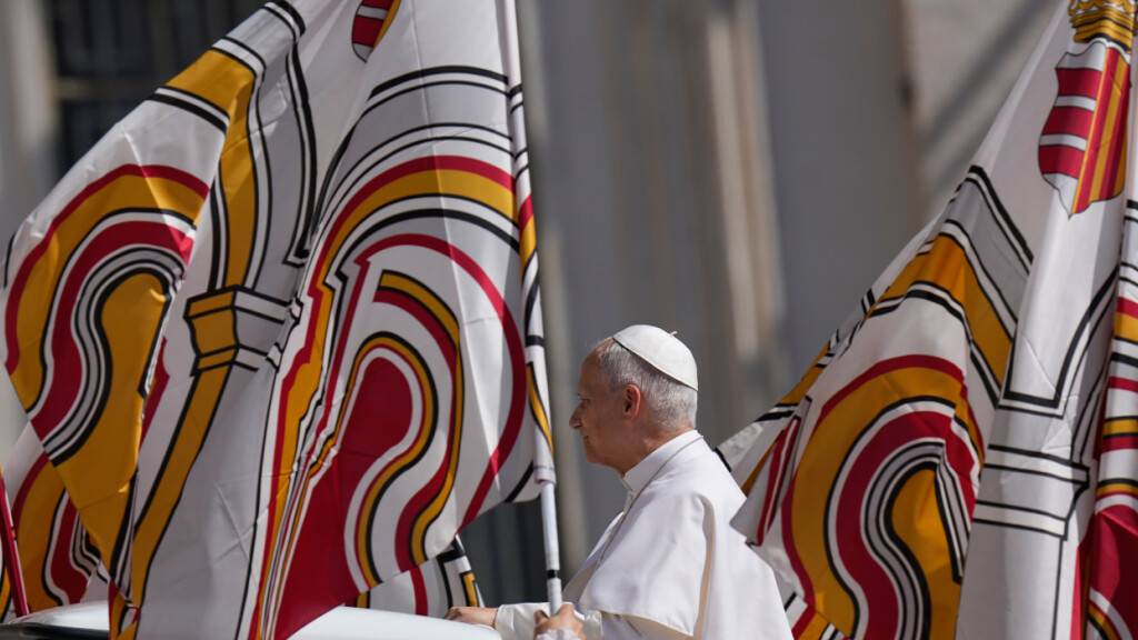 Papst Leo XIV. kommt zu seiner wöchentlichen Generalaudienz auf dem Petersplatz im Vatikan. Foto: Alessandra Tarantino/AP/dpa