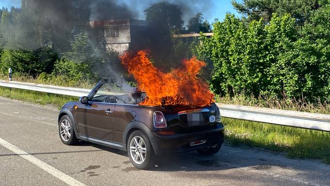 Starke Rauchentwicklung: Auto brannte in St.Gallen-Neudorf