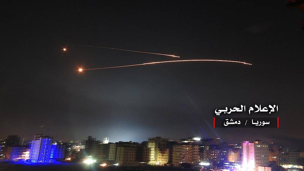 Die syrische Luftabwehr fängt nach eigenen Angaben israelische Raketen über Damaskus ab. (Archivbild)
