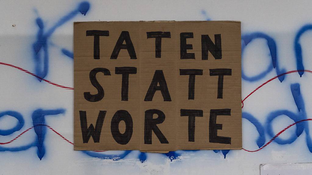Bei einer Klimastreik-Aktion werden Plakate an einer Bauwand bei der Kaserne Basel angebracht (Archivbild vom 15. Mai 2020).
