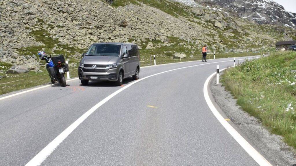 Die Motorradfahrerin aus Australien fuhr wie aus ihrer Heimat gewohnt am Julierpass auf der linken Strassenseite und kollidierte mit einem korrekt entgegenkommenden Auto.