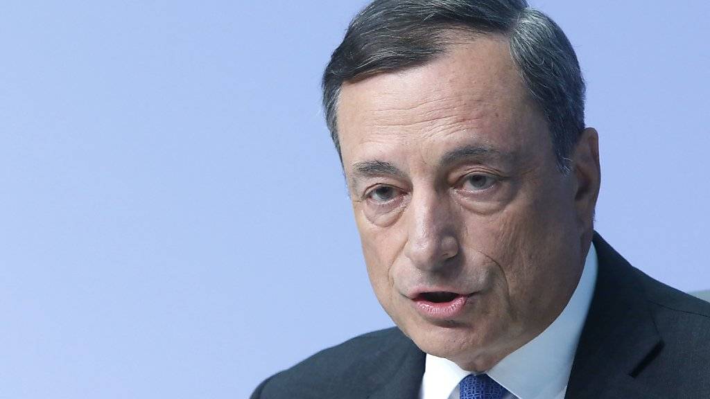 EZB-Präsident Mario Draghi prüft, ob er gegen die Beschlagnahmung von EZB-Unterlagen in einem Verfahren bei der slowenischen Notenbank rechtlich vorgehen kann. (Archivbild)