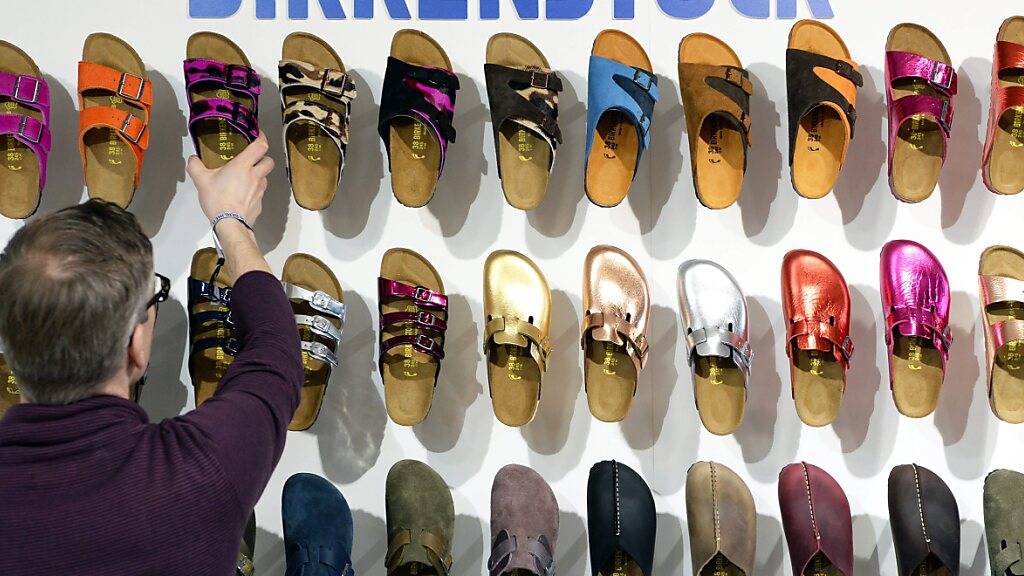 Der Hersteller der berühmten Birkenstock-Sandalen will in den USA an die Börse. Das soll dem deutschen Unternehmen bis zu 1,6 Milliarden Dollar einbringen. (Archivbild)