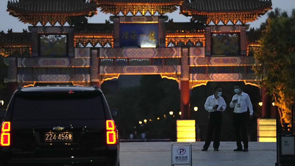 Ein Auto der US-Botschaft wartet vor dem Hotel, in dem amerikanische und chinesische Beamte zu Gesprächen erwartet werden. US-Vizeaußenministerin Sherman reist als bisher ranghöchste Vertreterin der US-Regierung seit dem Amtsantritt von Präsident Biden nach China. Foto: Ng Han Guan/AP/dpa
