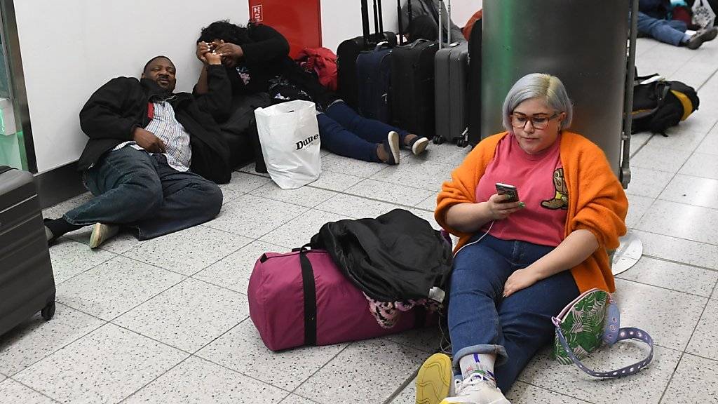 Zehntausende Gestrandete am Flughafen Gatwick versuchen sich die Zeit totzuschlagen.