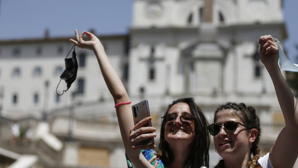 Zwei Frauen machen in Rom ein Selfie. Foto: Cecilia Fabiano/LaPresse via ZUMA Press/dpa