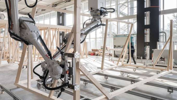 Roboter setzen Holzmodule für Bauprojekt zusammen