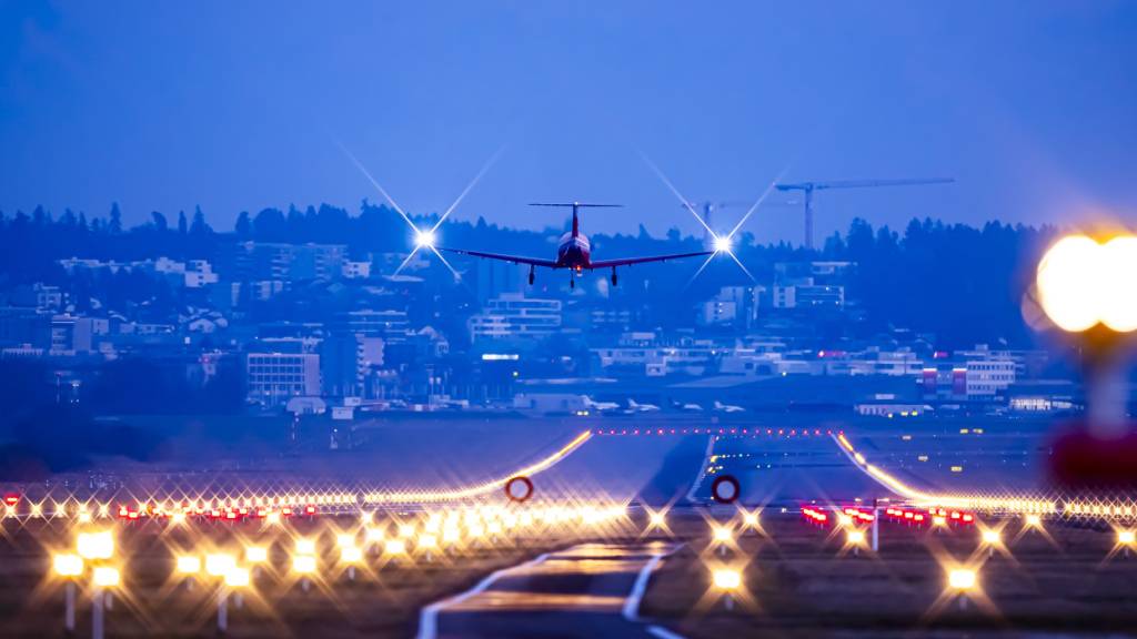 Kantonsratsmitglieder verlangen vom Regierungsrat Antworten zur Handhabung der Verpätungsregelung nach 23 Uhr am Flughafen Zürich. (Archivbild)