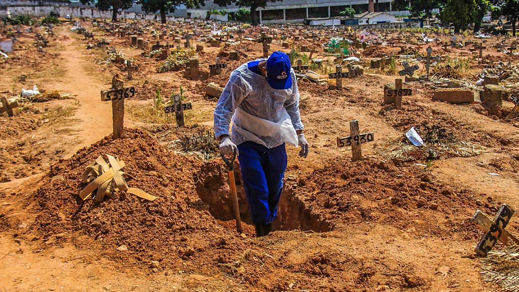 Ein Arbeiter begräbt ein Opfer, das an Covid-19 gestorben ist, auf dem Friedhof Sao Francisco Xavier, im Stadtteil Caju in Rio De Janeiro. Foto: Ellan Lustosa/ZUMA Wire/dpa
