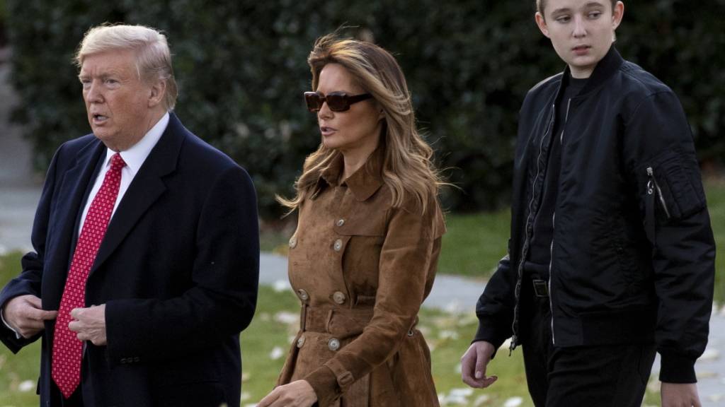 US-Präsident Donald Trump mit First Lady Melania und ihrem gemeinsamen Sohn Barron vor dem Weissen Haus. (Archivbild)