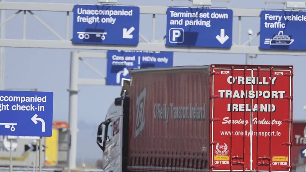Die Zölle, die Briten für Waren aus der Europäischen Union zahlen müssen, sind wegen des Brexit deutlich gestiegen. Im Bild ein Lastwagen aus dem EU-Land Irland, der in den Hafen Belfast in Nordirland, das zum Vereinigten Königreich gehört, einfährt. (Symbolbild)