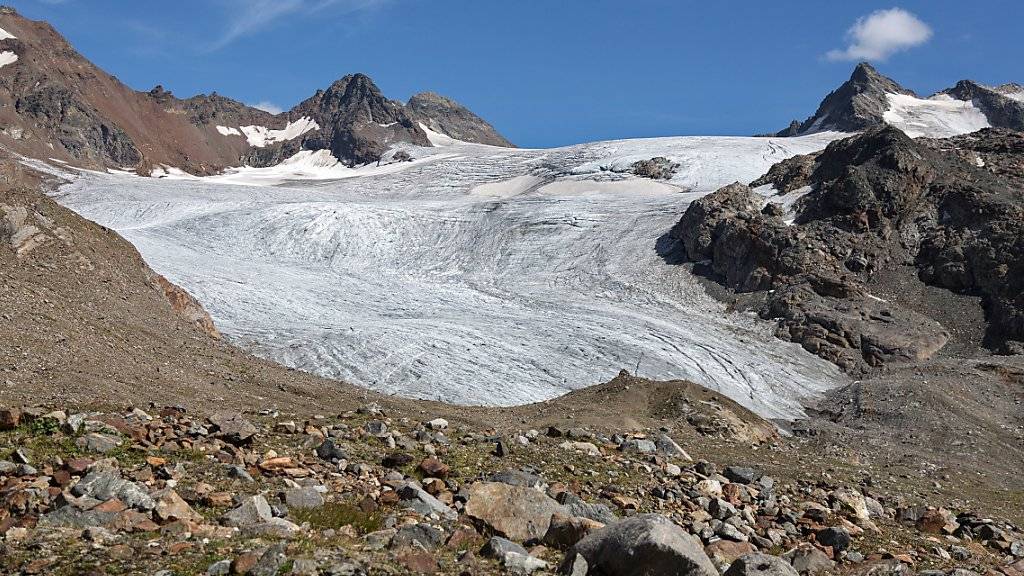 Der Rückgang der Gletscher (hier Silvrettagletscher) ist deutlich sichtbar, aber auch im Untergrund taut es: Der alpine Permafrost erwärmt sich seit Jahren stetig.