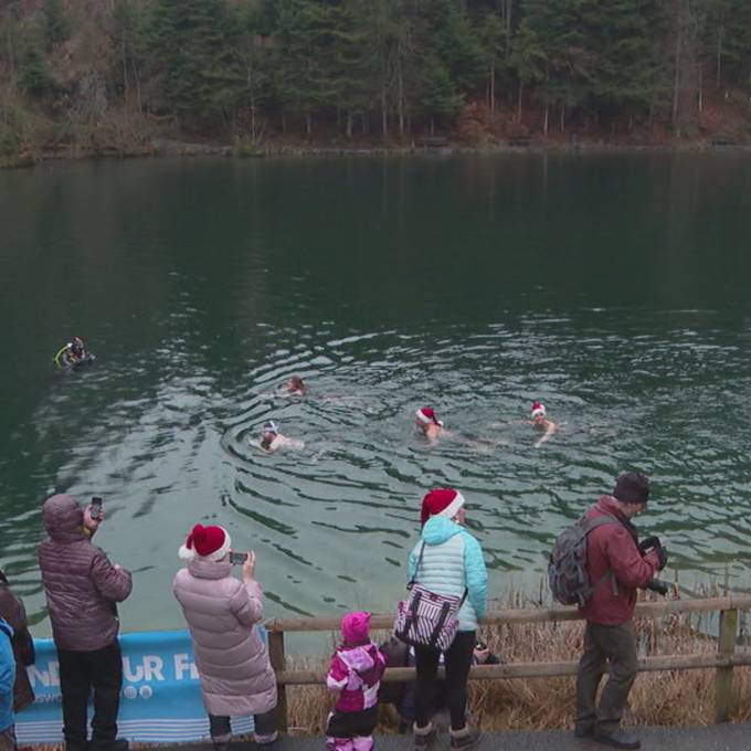 Bei 5,1 Grad: Promis und Normalos springen in eiskalten Blausee