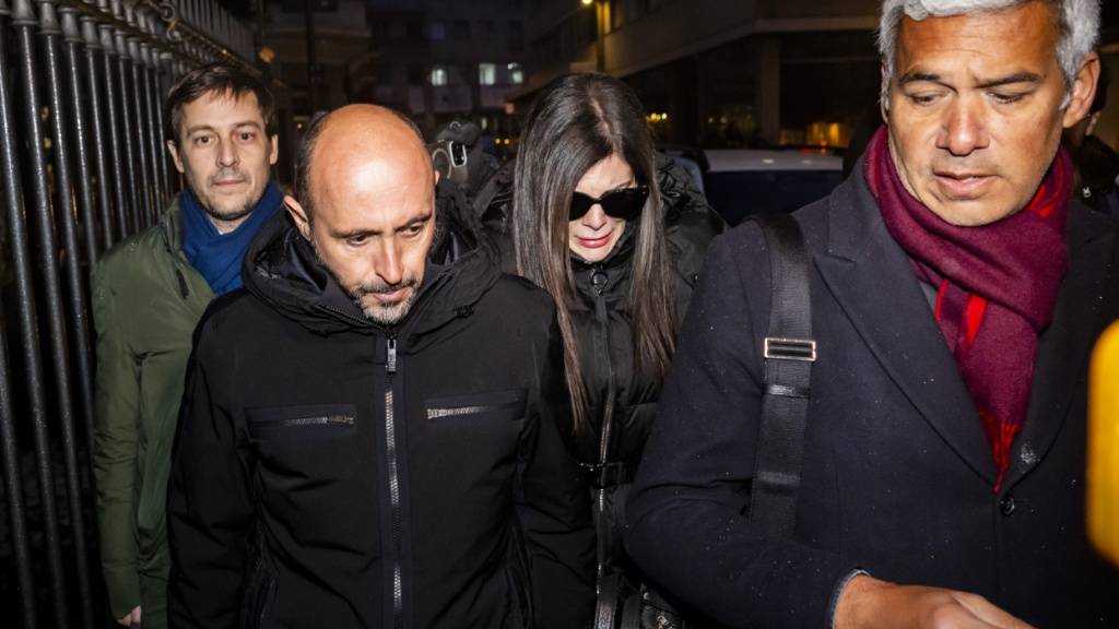 Das Betreiberpaar Jacques und Jessica Moretti mit ihren Anwälten vor der Verhörung durch die Walliser Staatsanwaltschaft. (Archivbild)