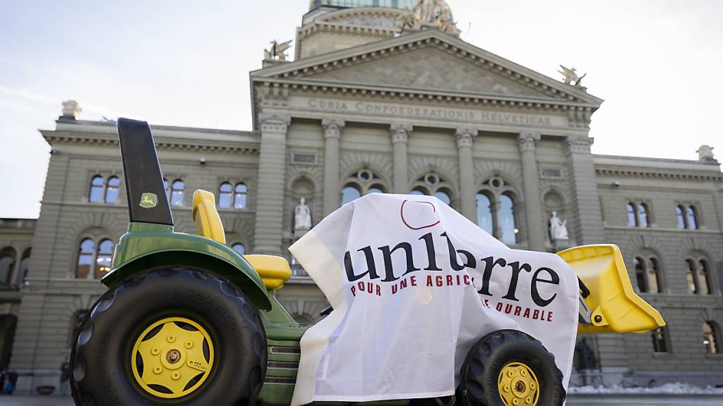 Mit Spielzeugtraktoren vor dem Bundeshaus fordert die Bauerngewerkschaft Uniterre neue politische Spielregeln für die Landwirtschaft.