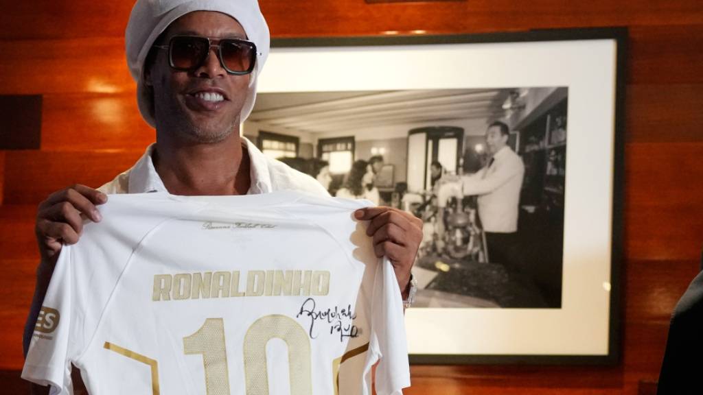 Ronaldinho zeigt sein Trikot des Ravenna FC mit der Nummer 10