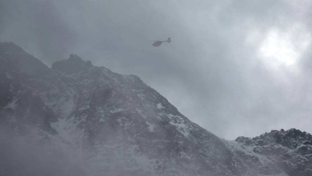 ARCHIV - Ein Hubschrauber der Bergrettung fliegt vor dem mit Schnee bedeckten Ortler Gebirge (Archivbild). Foto: Karl-Josef Hildenbrand/dpa