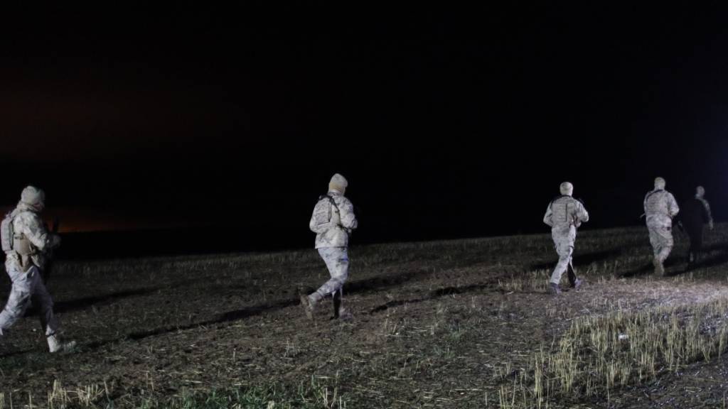 Türkische Armeeoffiziere und Rettungsteams suchen nach den Überresten eines Privatjets. Foto: Efekan Akyuz/AP/dpa