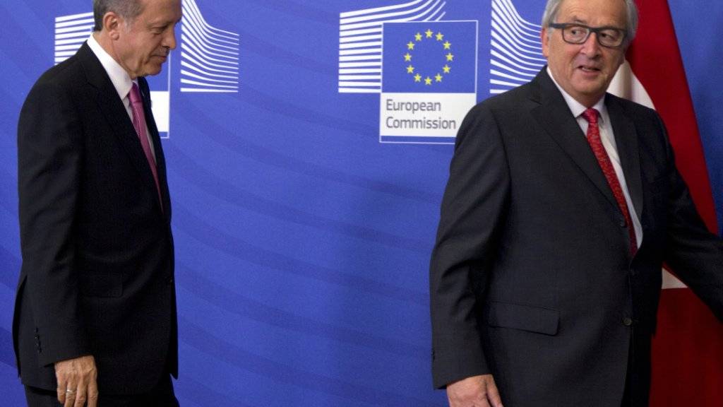 EU-Kommissionspräsident Jean-Claude Juncker (r) wirft dem türkischen Präsidenten Recep Tayyip Erdogan (l) vor, die Beitrittsverhandlungen zu sabotieren (Archiv)