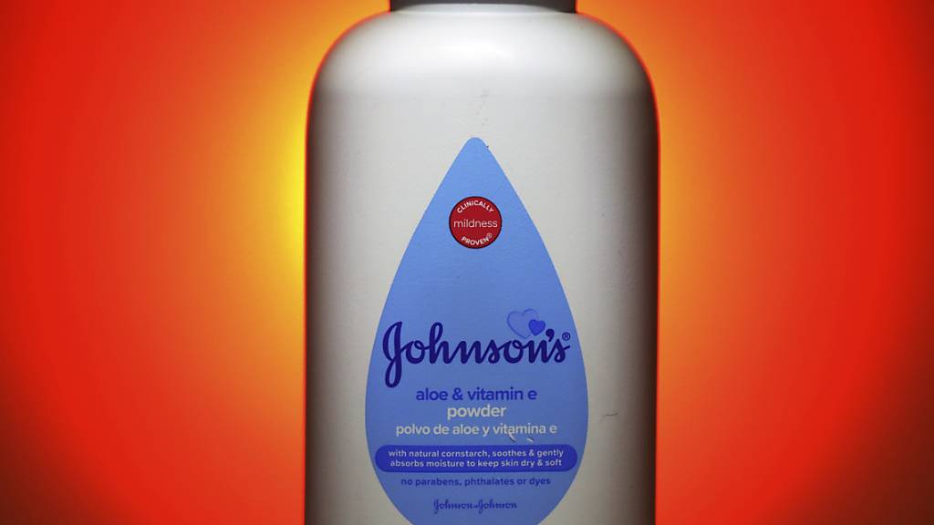 Der Konzern Johnson & Johnson hat sein Produkteportfolio im Zuge der Coronavirus-Pandemie überarbeitet und dabei entschieden, ein umstrittenes Babypuder aus dem Sortiment zu nehmen. (Symbolbild)