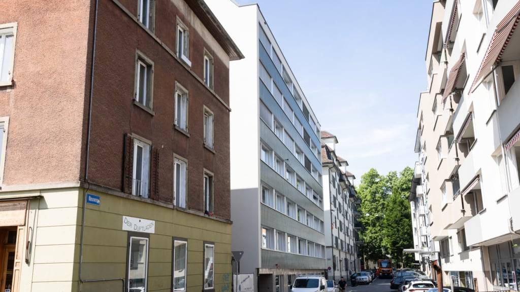 Ab Sommer 2025 befinden sich die Notschlafstelle und das Angebot für betreutes Wohnen von Jobdach in den ersten drei Stockwerken der Liegenschaft Neuweg 3 (zweites Gebäude links).