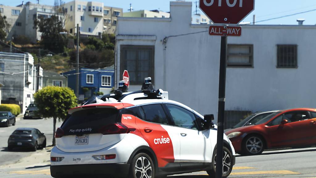 Nach der Kollision eines Cruise-Robotaxis in San Francisco haben die Behörden die Zahl der selbstfahrenden Autos eingeschränkt. (Archivbild)