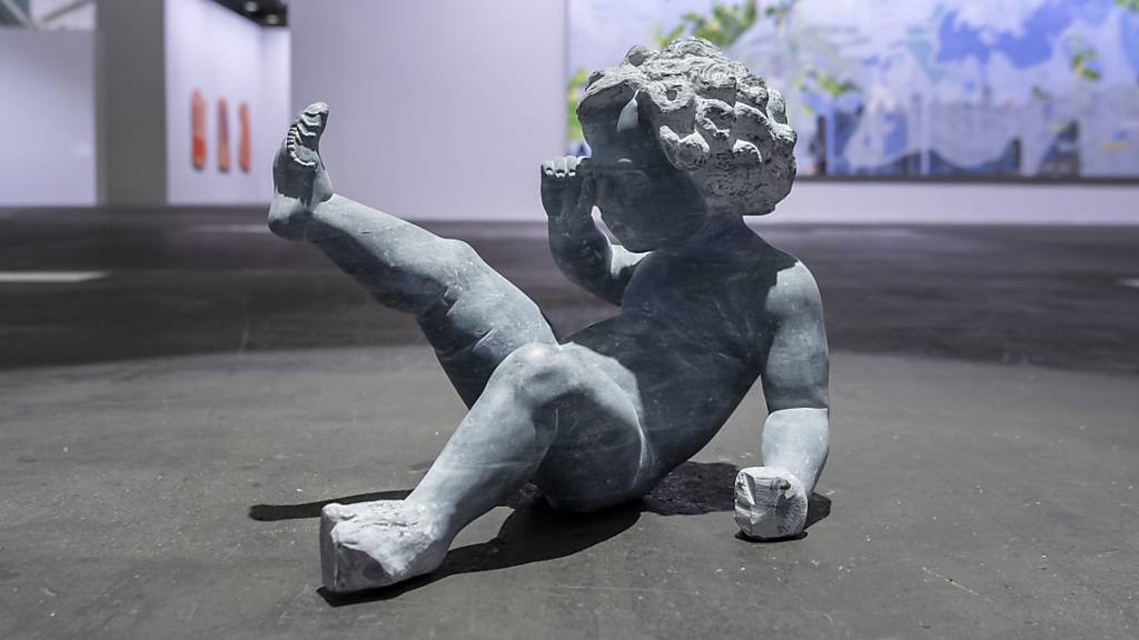 Ganz anders als diese Figur des italienischen Künstlers Enzo Cuchi präsentiert sich die Messe Art Basel sehr standhaft.