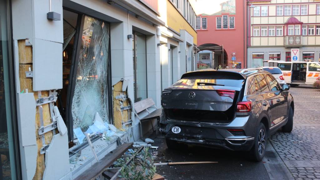 Das Auto prallte gemäss der Polizei mit Schwung in die Fassade des Restaurants.