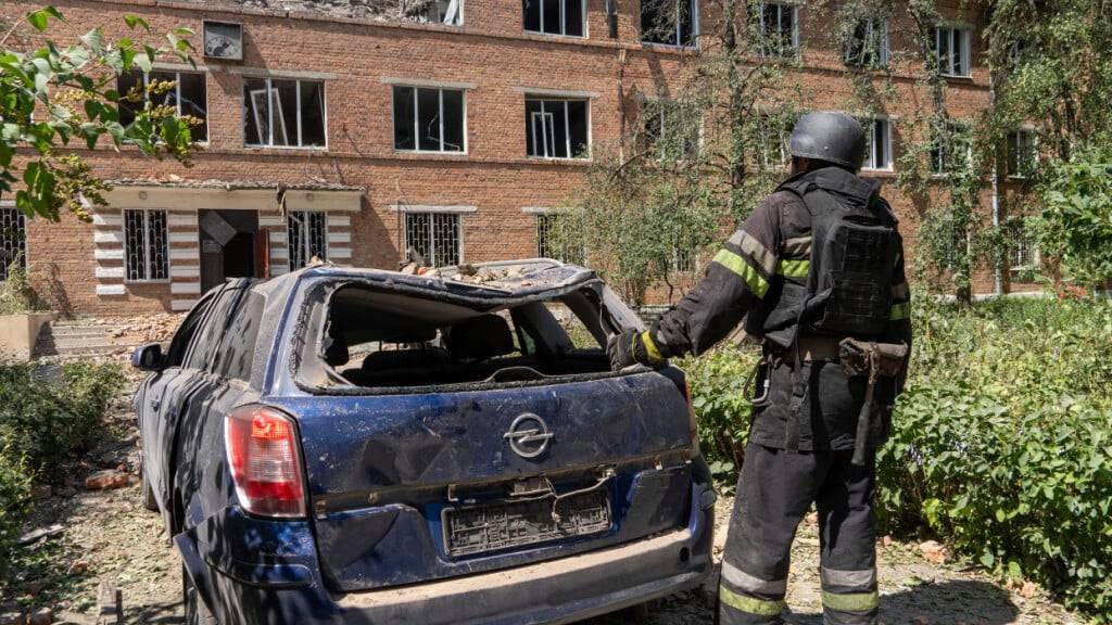 Ein Retter betrachtet ein beschädigtes städtisches Krankenhaus, das von einer russischen Gleitbombe getroffen wurde. Foto: Andrii Marienko/AP/dpa
