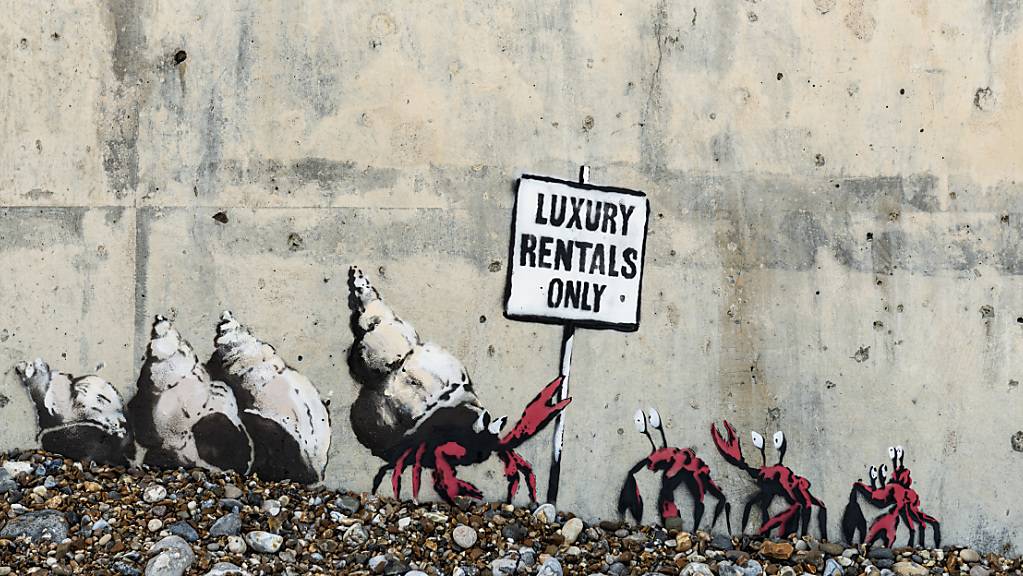 Undatiertes Handout-Foto eines der neuen Werke von Banksy an einer Strandmauer in Cromer. Der mysteriöse britische Streetart-Künstler Banksy hat sich zu einer ganzen Reihe von kürzlich aufgetauchten Werken an der englischen Nordseeküste bekannt.