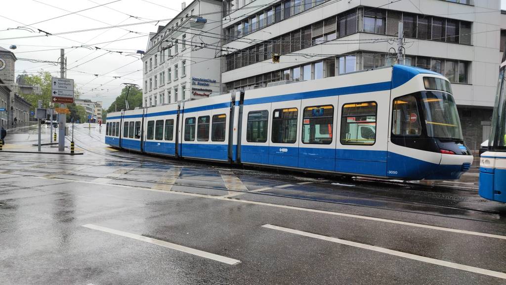 Zwei Trams knallen vor dem Bahnhof Enge ineinander – Verletzte