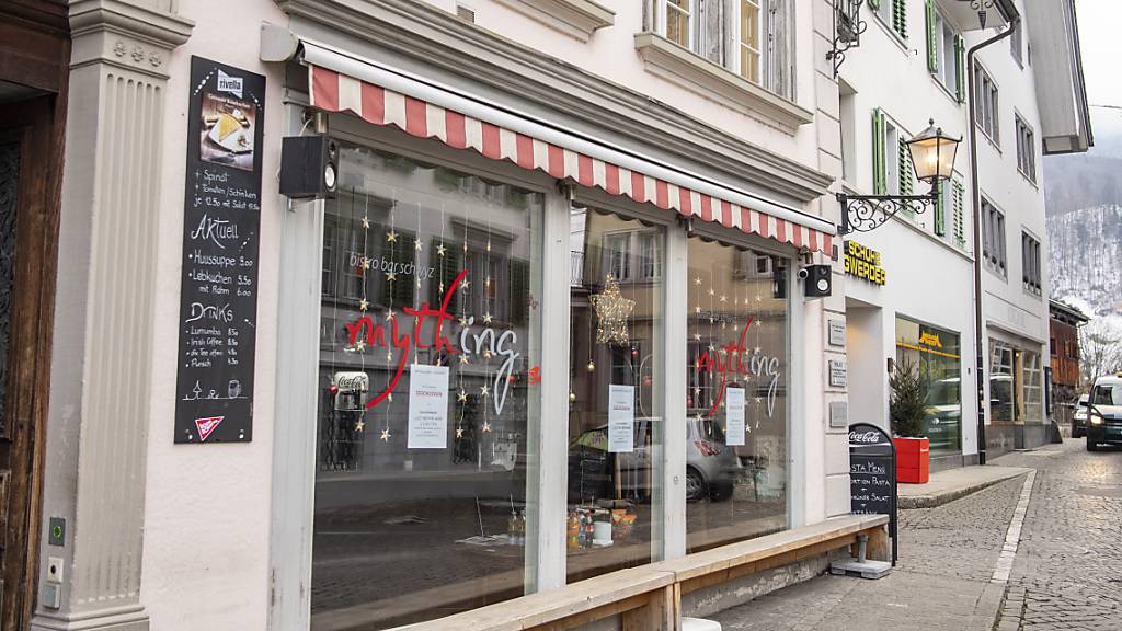 Eine geschlossene Bar in Schwyz: Gastrobetriebe sollen bereits auf den 1. März wieder öffnen dürfen, findet der Schwyzer Regierungsrat. (Archivaufnahme)