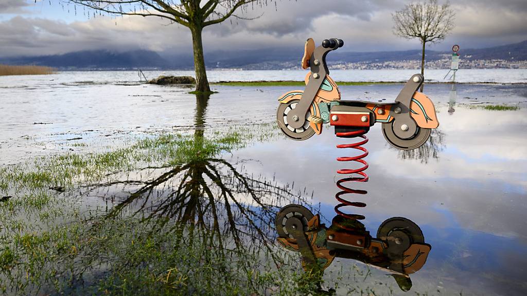 Der Pegel des Neuenburgersees dürfte am Samstag die kritische Grenze von 430,40 Meter erreichen. (Archivbild)