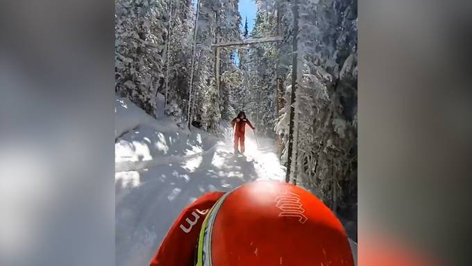 Hier rast Odi mit Ski-Kumpels im verschneiten Wald an Bäumen vorbei