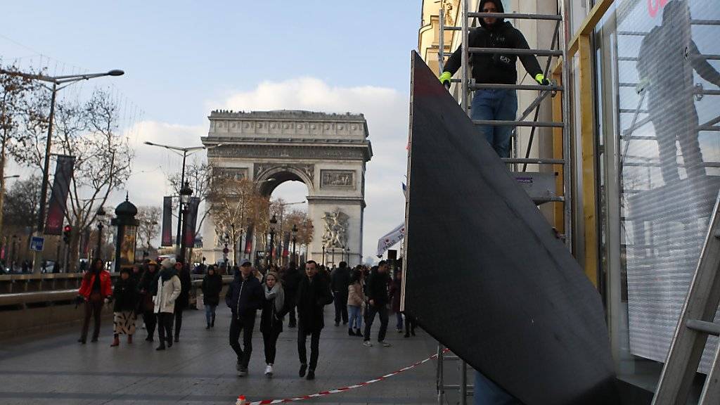 Die Dauerpräsenz der Gelbwesten färbt zunehmend auf den Tourismus in Paris ab. Wegen der Unruhen kommen derzeit weniger Gäste in die französische Hauptstadt.