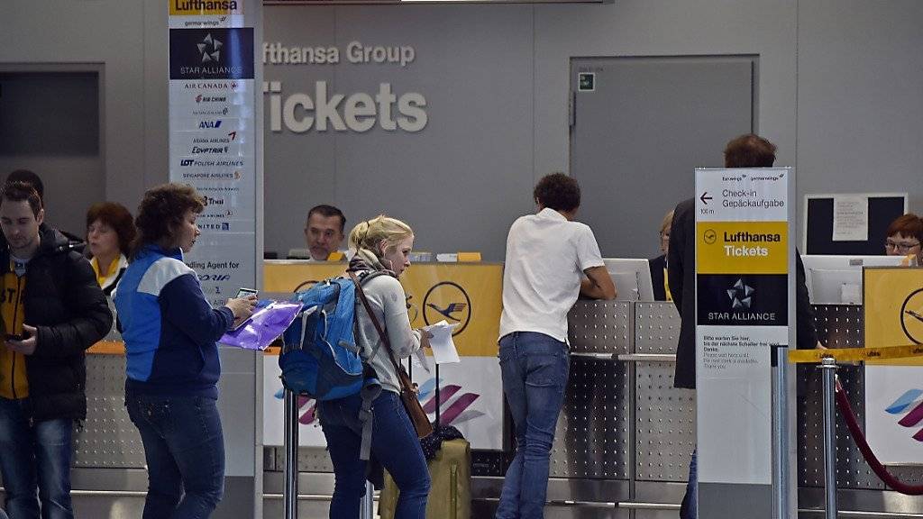 Die deutsche Fluggesellschaft Lufthansa hat angekündigt, am Samstag alle planmässigen Fernflüge zu starten und möglichst schnell zum Normalbetrieb zurückzukehren (Archiv).