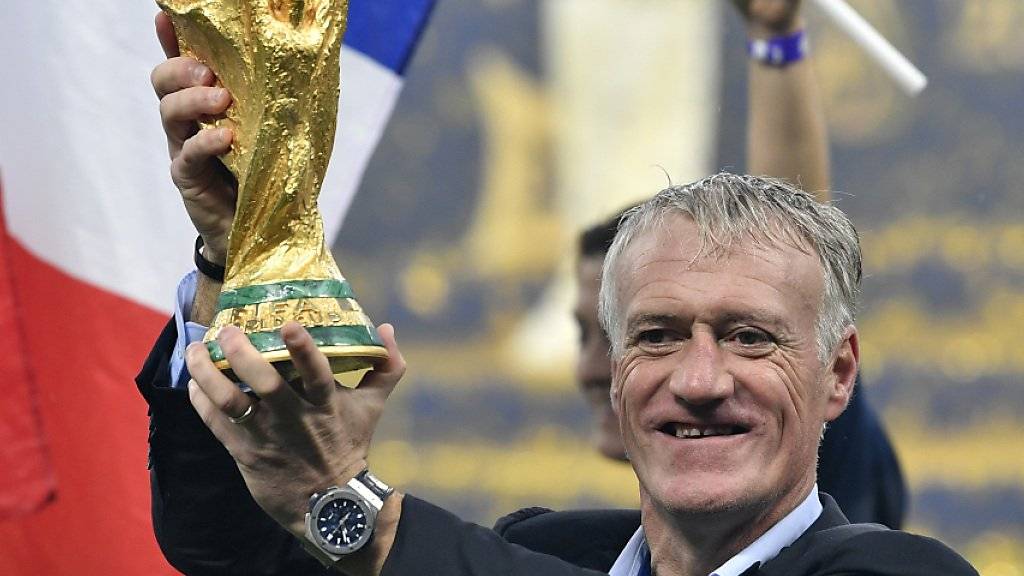 Didier Deschamps: Frankreichs Weltmeister-Coach stemmt den Pokal.