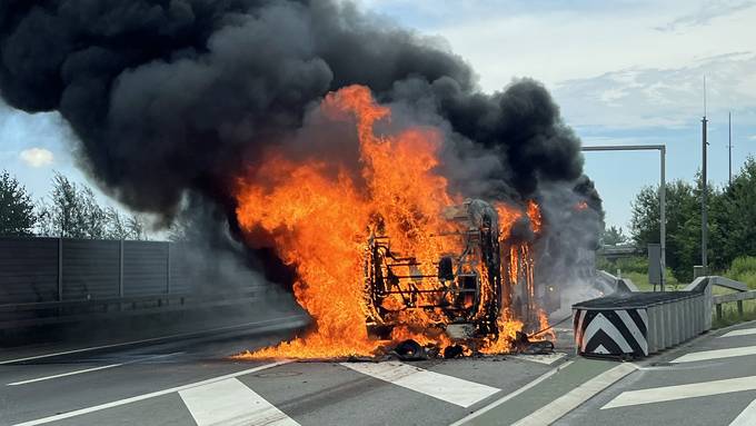 Linienbus auf A2 fängt Feuer – Autobahn wieder offen