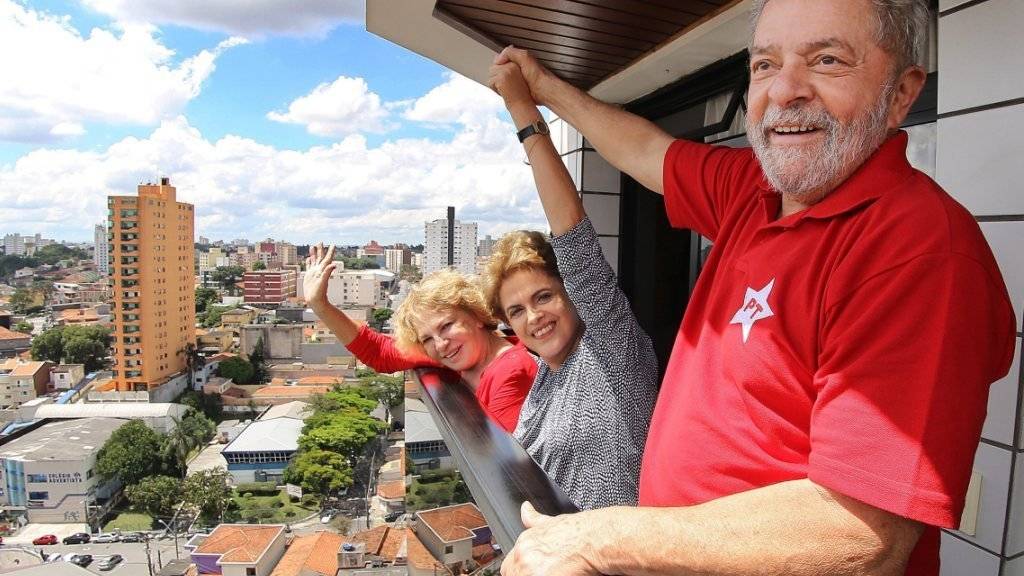 Luiz Inacio Lula da Silva (r) mit seiner Ehefrau Marisa (l) und in der Mitte Präsidentin Dilma Rousseff auf dem Balkon von Lulas Wohnung
