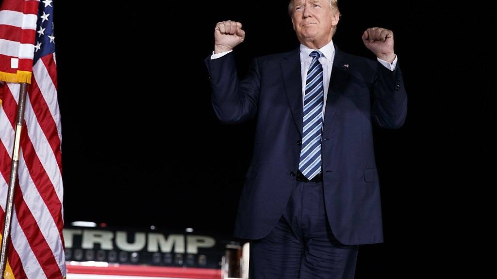 Donald Trump gibt sich auf einer Wahlveranstaltung in Kinston siegesgewiss. Bis zur Wahl will er rund 100  Millionen Dollar aus dem eigenen Vermögen für seine Wahlkampagne ausgeben.