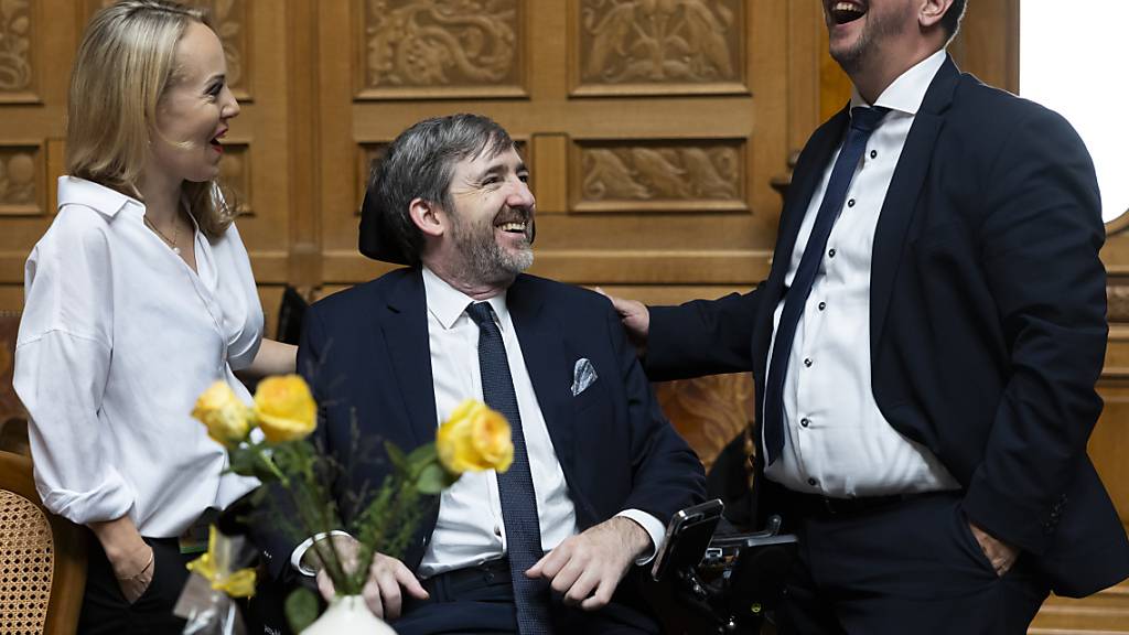 Nationalrat Philipp Kutter (Mitte/ZH) ist nach seinem schweren Unfall zurück im Parlament.