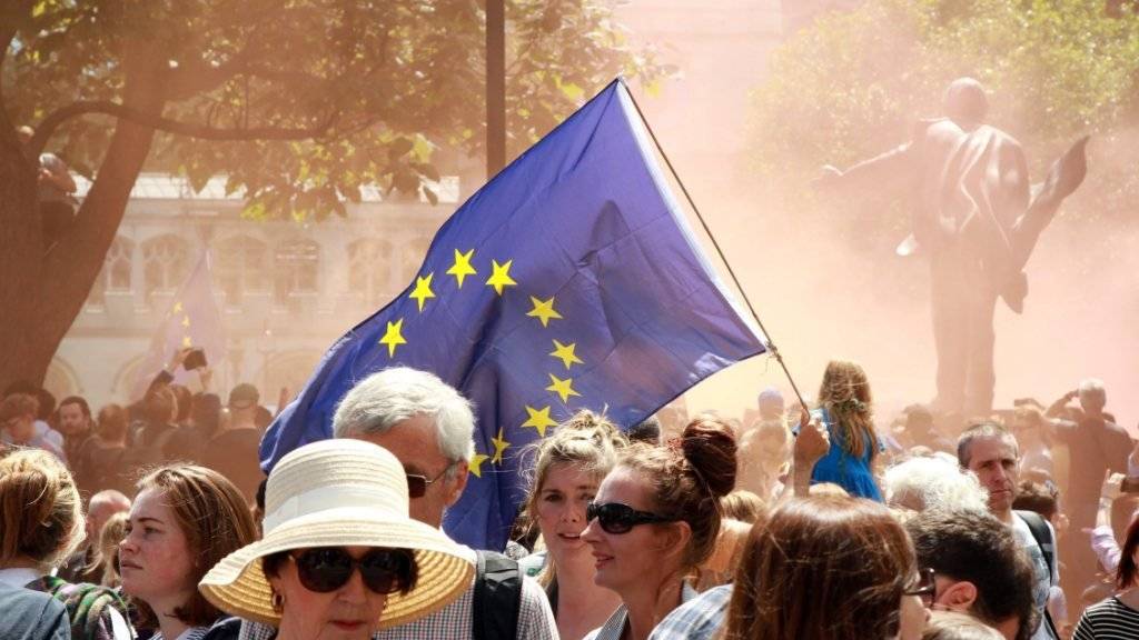 Tausende Menschen gingen am Samstag in London auf die Strasse, um für einen Verbleib Grossbritanniens in der EU zu demonstrieren. Unbekannte haben nun eine Anwaltskanzlei beauftragt, die eine Parlamentsabstimmung über den Brexit erzwingen soll. (Archivbild)