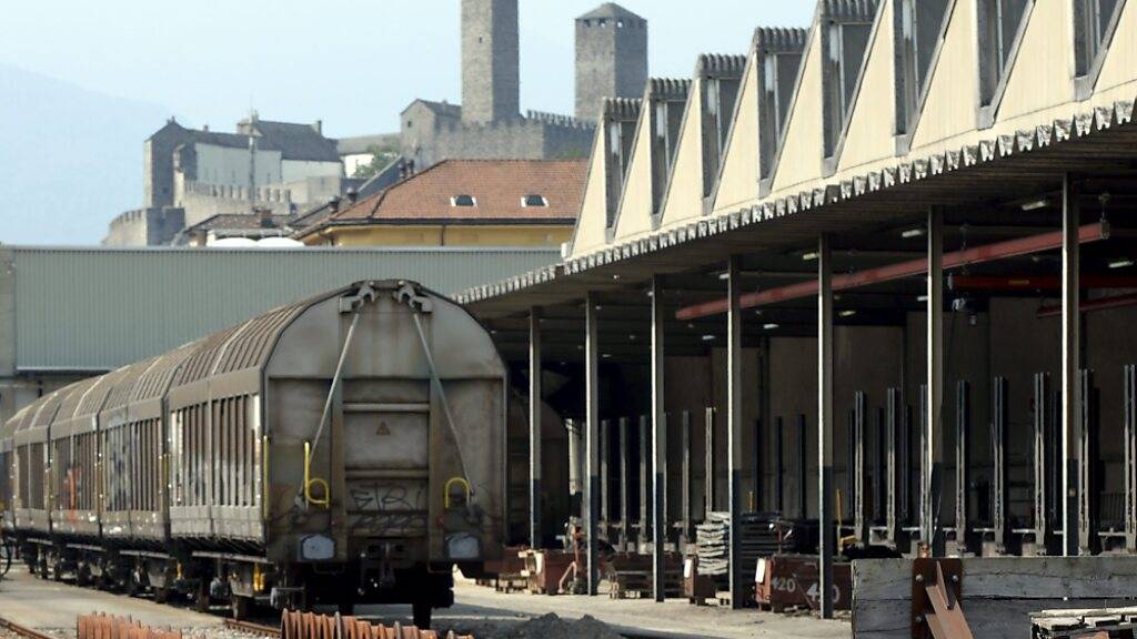 Anstelle des alten Industriewerks in Bellinzona soll das «modernste Bahnunterhaltswerk Europas» in Castione-Arbedo treten. (Archivbild)