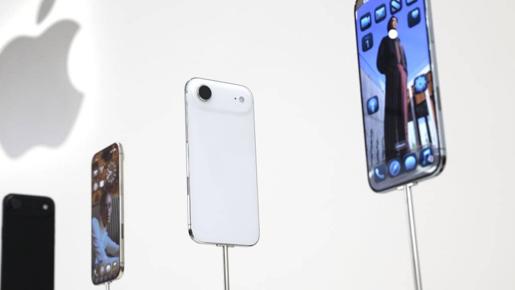 Immer dünner oder flacher - darin sieht Apple seinen Weg zum Erfolg. Neusterdings mit seinem iPhone Air, das am Firmenhauptsitz im kalifornischen Cupertino vorgestellt wurde.