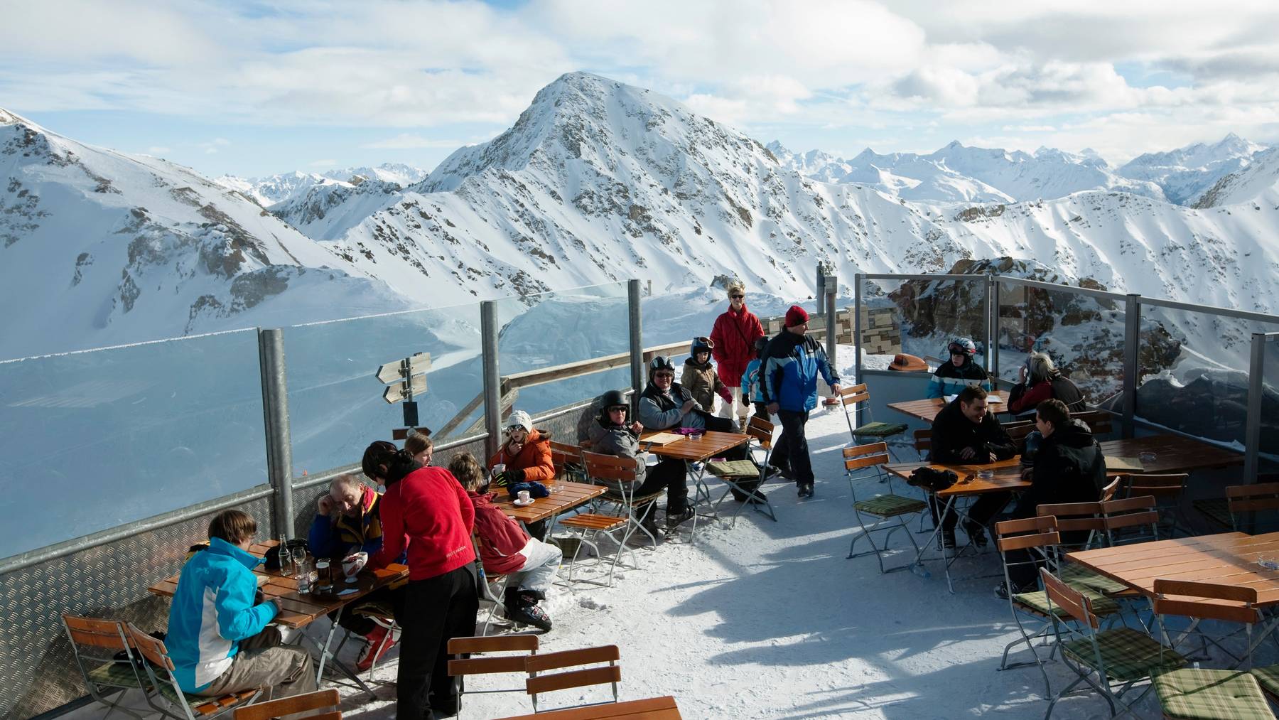 In den Bündner, Urner, Obwaldner und Nidwaldner Skigebieten darf draussen konsumiert werden. (Symbolbild)
